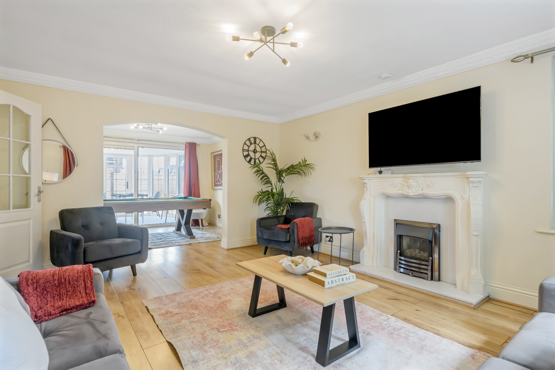 Spacious 5 Bedroom Wollaton, Nottingham near QMC & M1 – Wi-Fi, off-street parking, washer & dryer