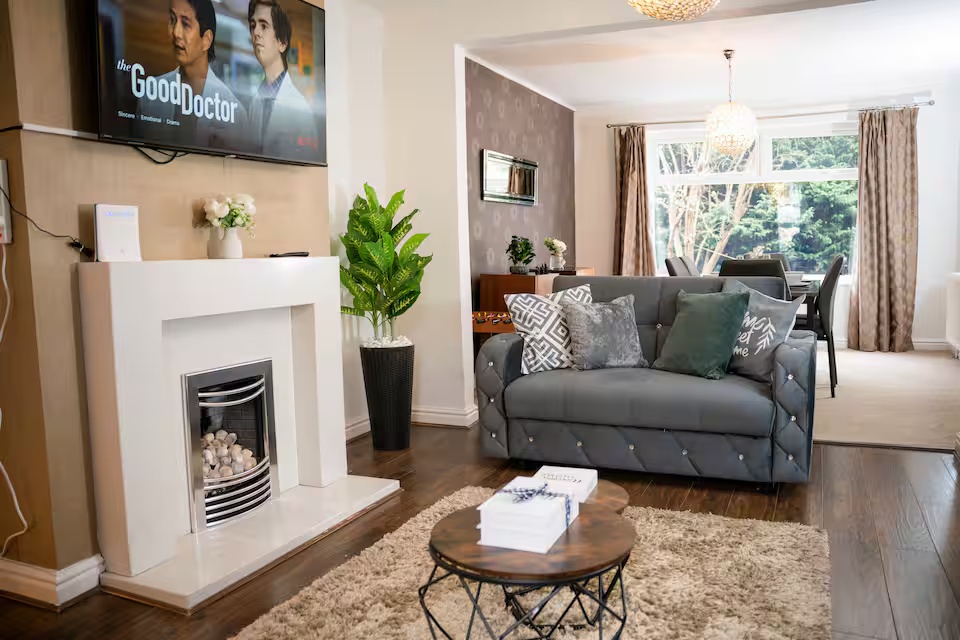 Modern & Spacious 4-Bedroom Residence in Crumpsall