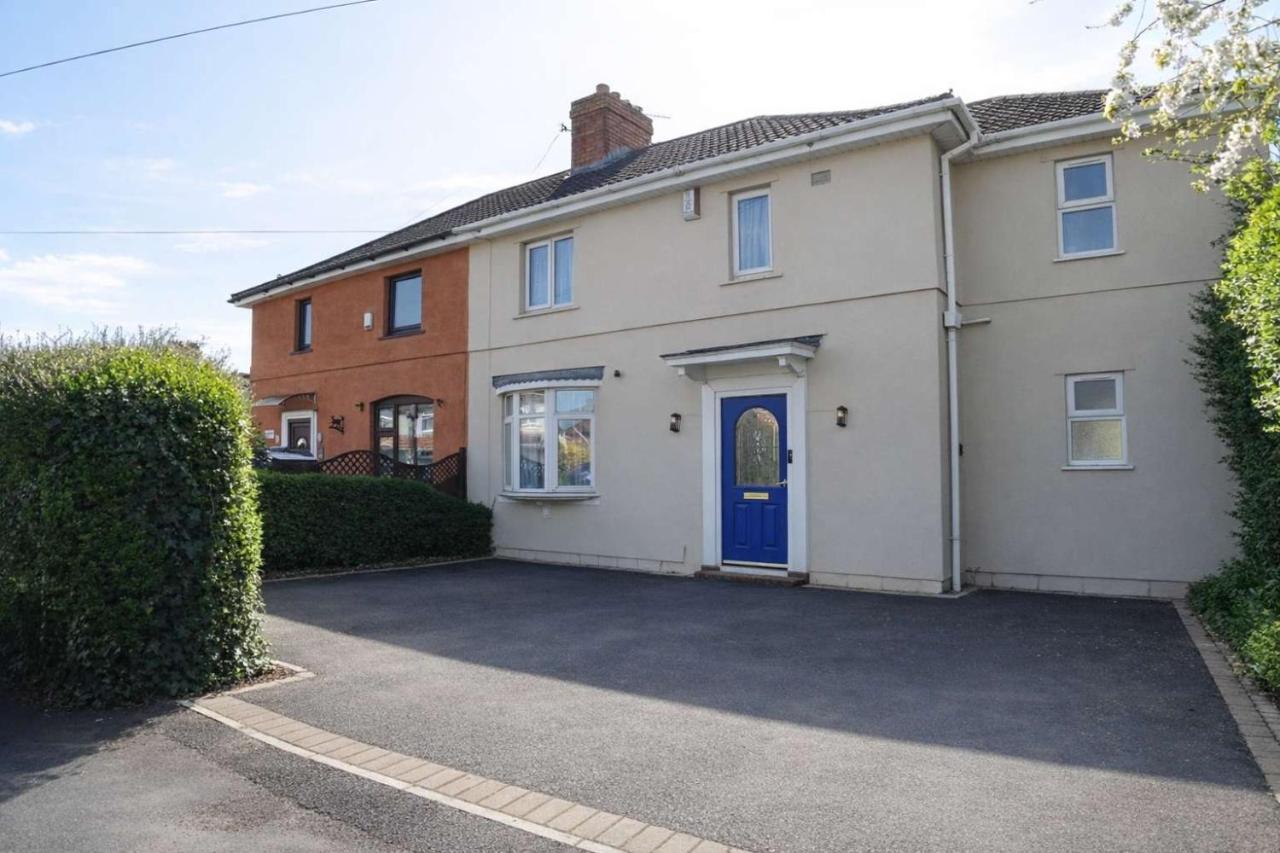 Chic 5 Bedroom House with Private Parking & Garden