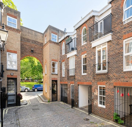 3 bed 3 bath townhouse in Maida Vale close to tube + parking