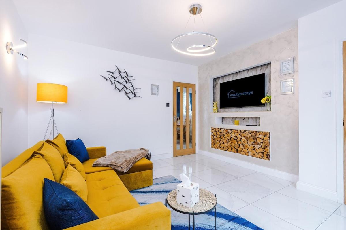 Stunning Home in Altrincham, Large Driveway, Sleeps 7, Perfect For Groups