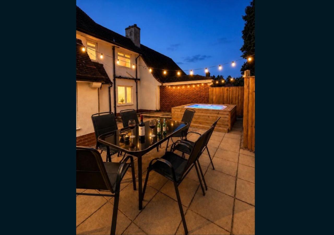 4 Bed House Wollaton Driveway Hot Tub
