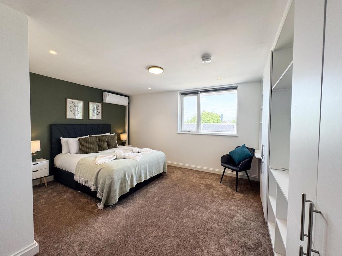 5-bed property · London W12