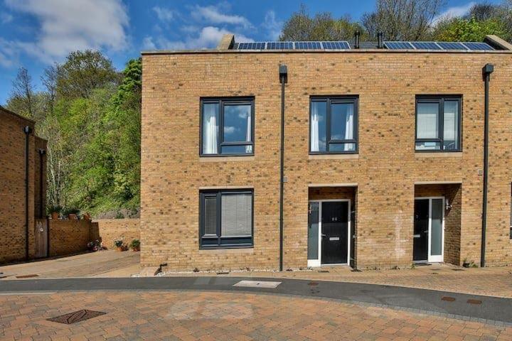 Beautiful City Centre House with Parking! Sleeps 6