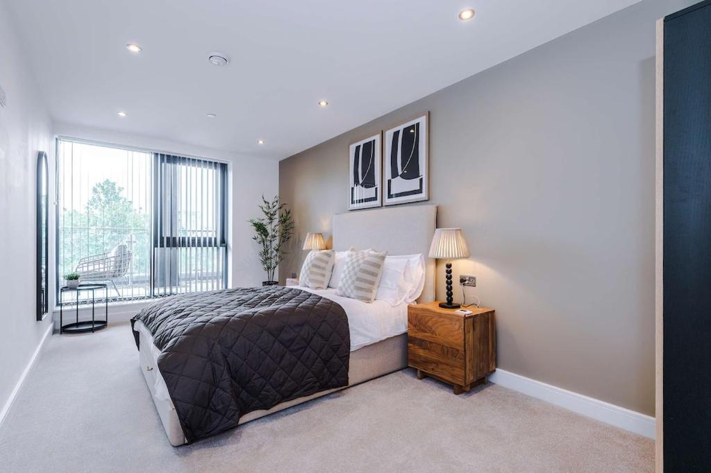 Chic City 2 Bed Apt with Terrace & Parking