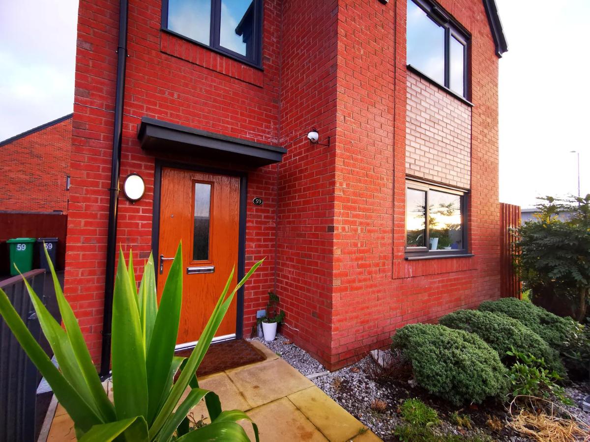 The Lawnswood - Holiday Home With Free Parking Near Coop Live & Etihad
